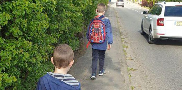 youngsters walking in single-file on the narrow Macclesfield Road path to school (Photo: Elizabeth Alcock).
