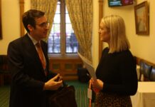 Plan all schools to lock away phones during day