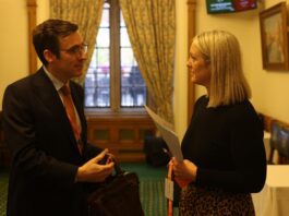 Plan all schools to lock away phones during day