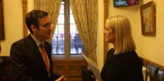 Plan all schools to lock away phones during day